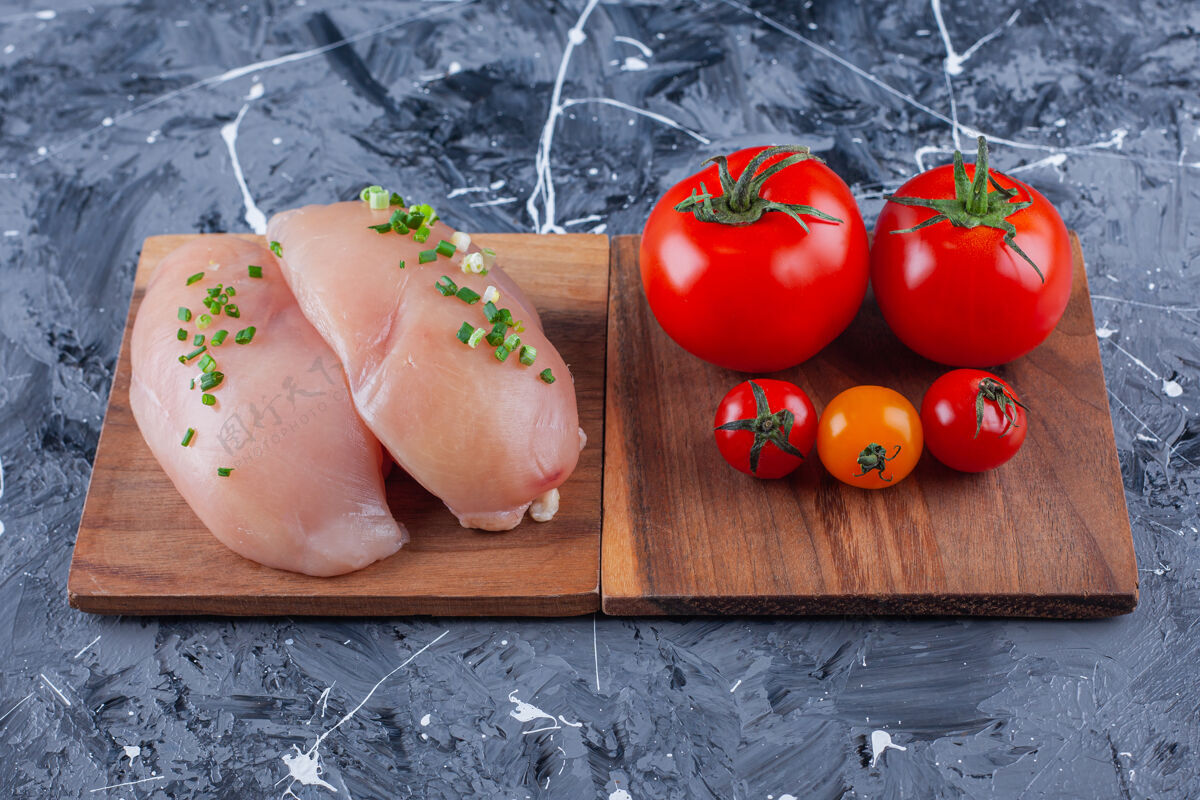 美味鸡胸肉和西红柿放在蓝色的木板上番茄新鲜板