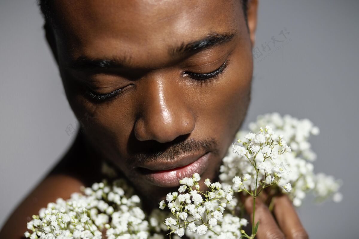 表情拿着美丽花朵的男人水平年轻成人