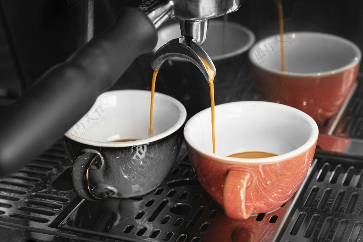 香气用杯子和机器煮咖啡工作饮料咖啡师