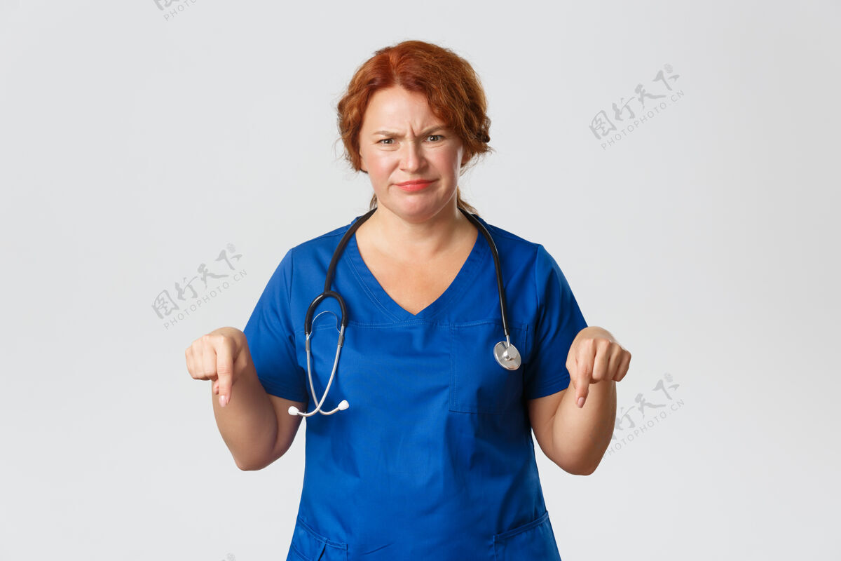 护士红发中年护士摆姿势人成人保健