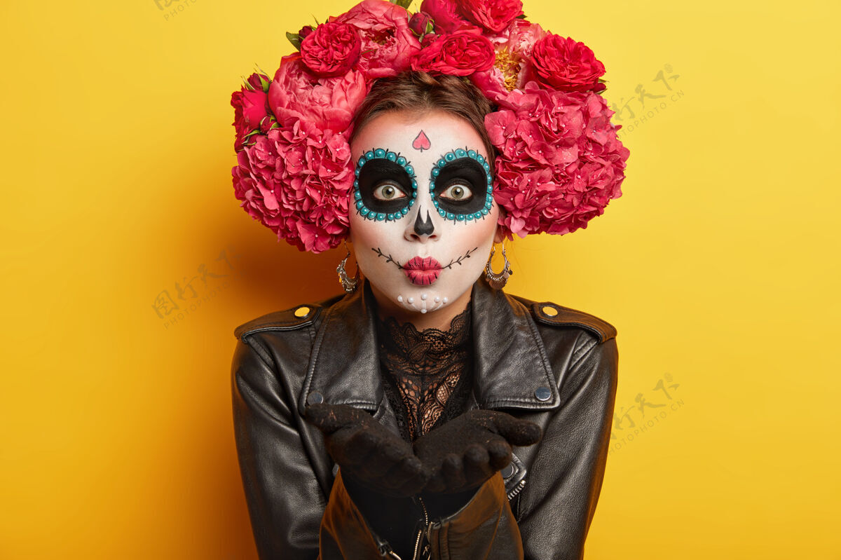 女人抱着骷髅面具的照片 · 免费素材图片