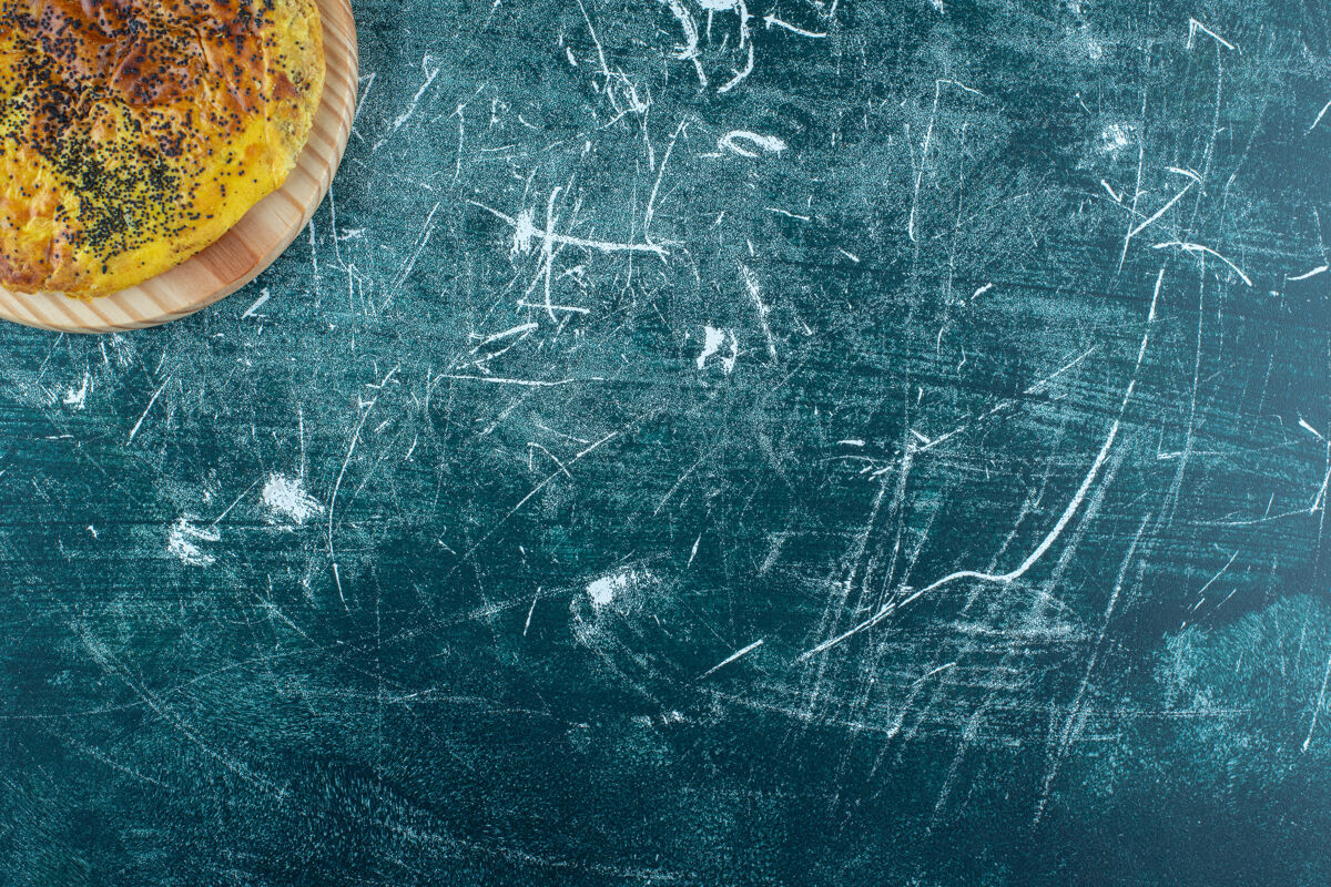 糕点木盘上有罂粟籽的美味糕点高品质照片面粉面包房美食