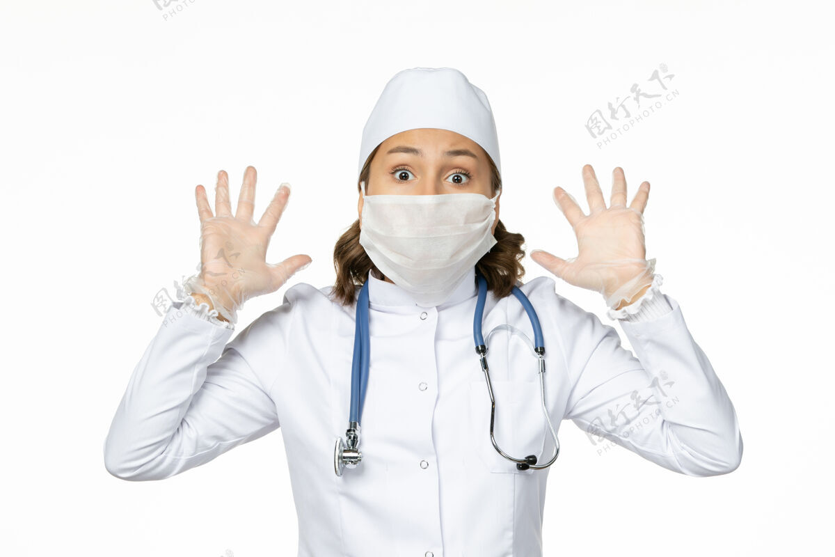 冠状病毒正面图年轻女医生 穿着白色医疗服 戴着口罩 因为浅白色表面有冠状病毒药品女性套装