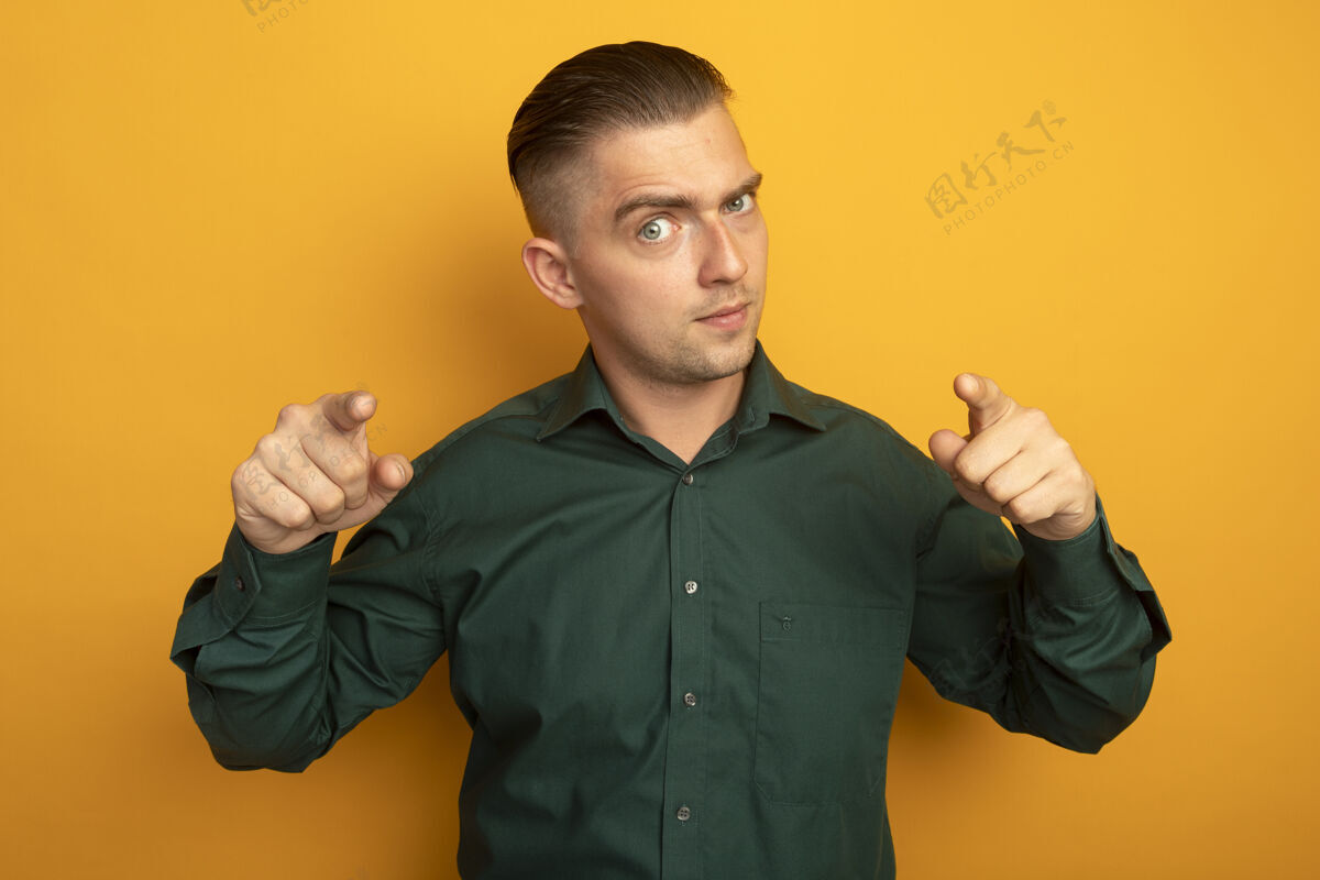 站穿着绿衬衫的年轻帅哥自信地用食指指着镜头自信橙色男人