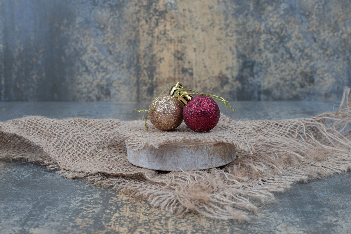 粗麻布用粗麻布放在大理石桌上的圣诞球高质量的照片圣诞节庆祝装饰品
