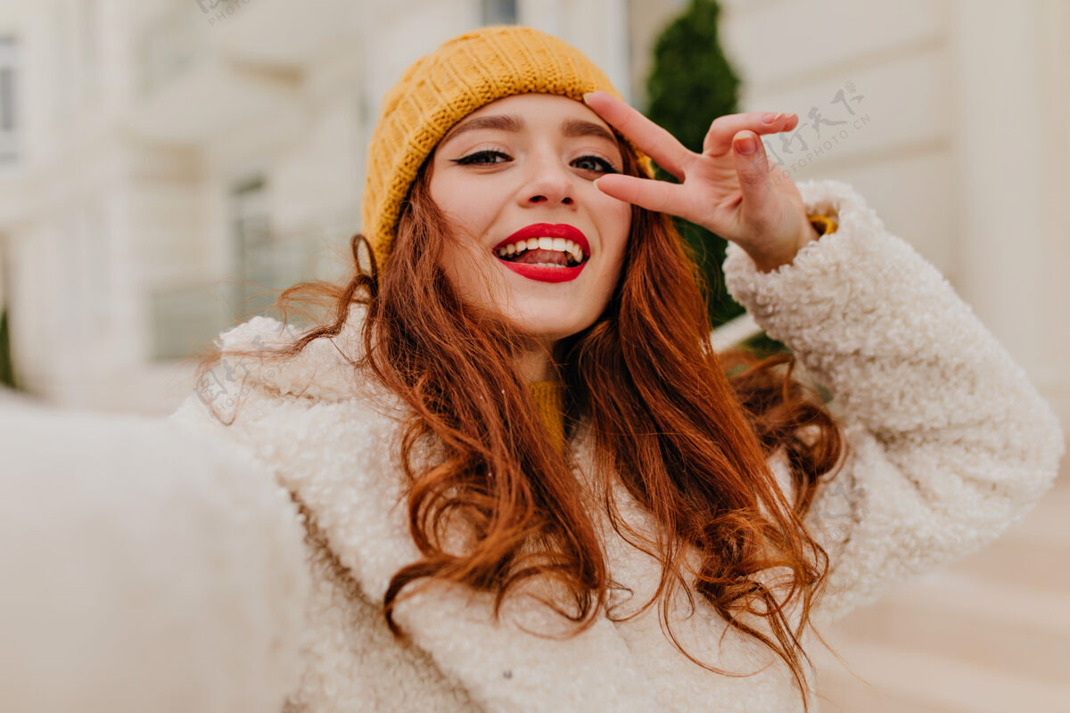配件姜毛美女在寒冷的冬日摆造型美丽红发女孩的户外照片女性欢呼享受