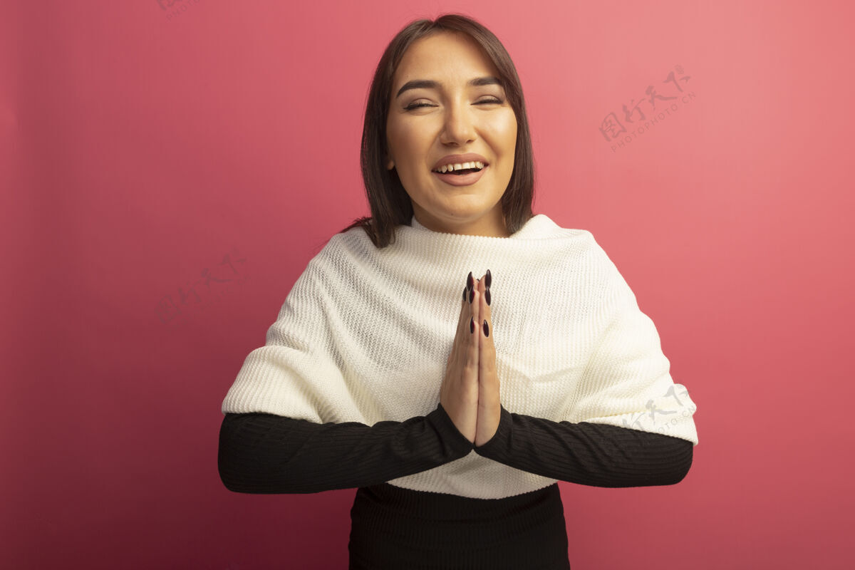 欢呼年轻女子拿着白领巾 手拉着手 像纳马斯特的手势 快乐而开朗地微笑着快乐微笑手势