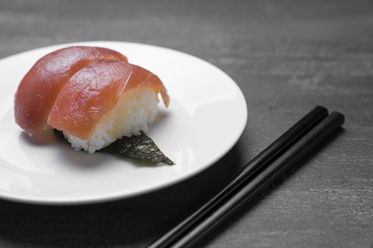 配料生鱼饭盘高角度水平美味菜肴