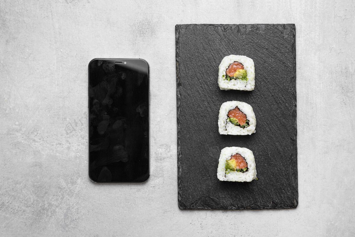 配料俯瞰美味的寿司和智能手机烹饪美食鱼