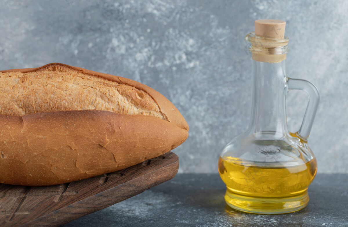 切割木板上油的白面包高质量的照片谷物烘焙面包