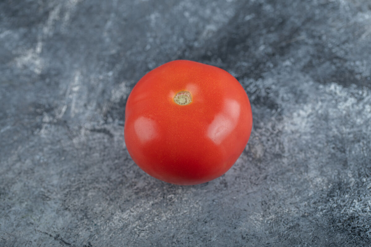 原料新鲜的有机番茄在灰色背景上高品质的照片番茄有机单一