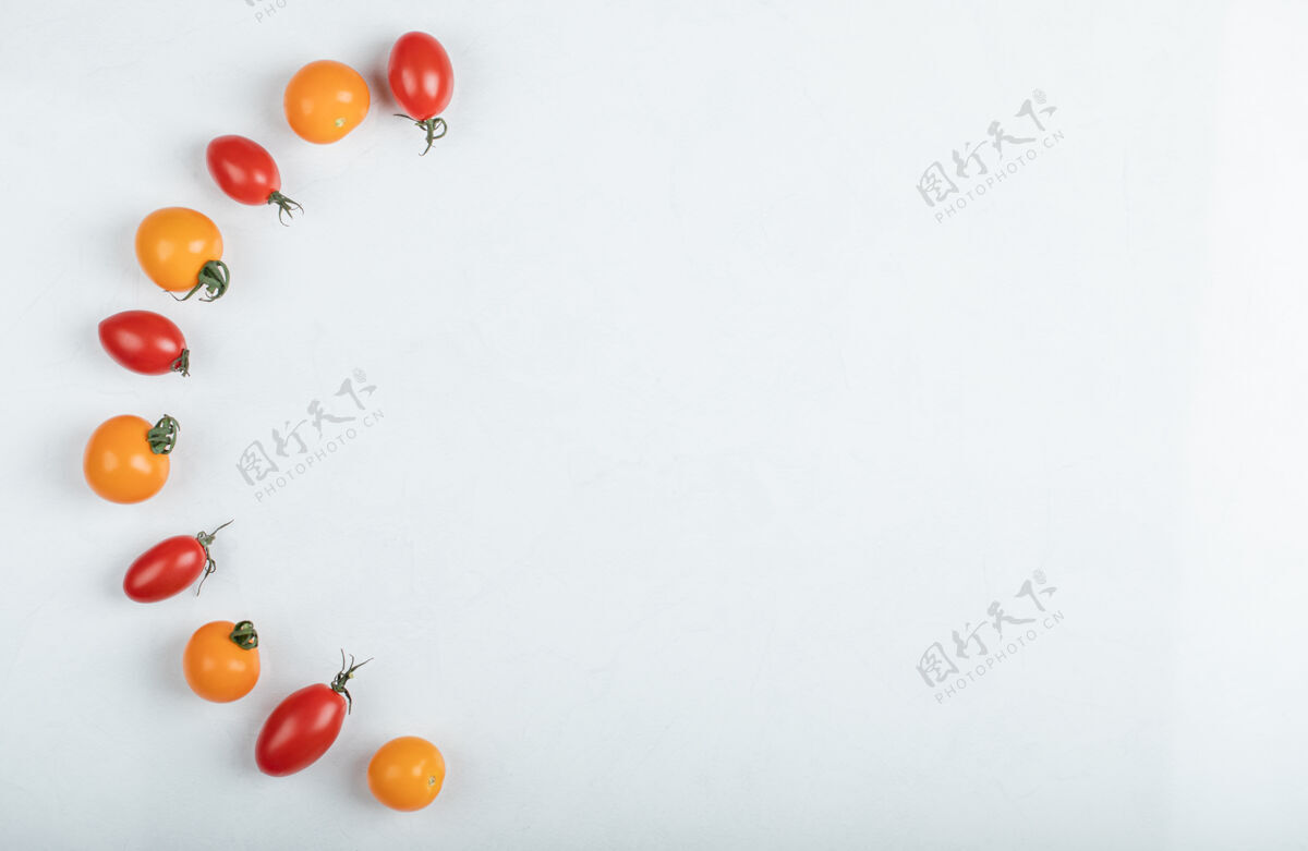 食物广角闪烁的红黄色西红柿在白色背景上高品质的照片多汁的塑料成分