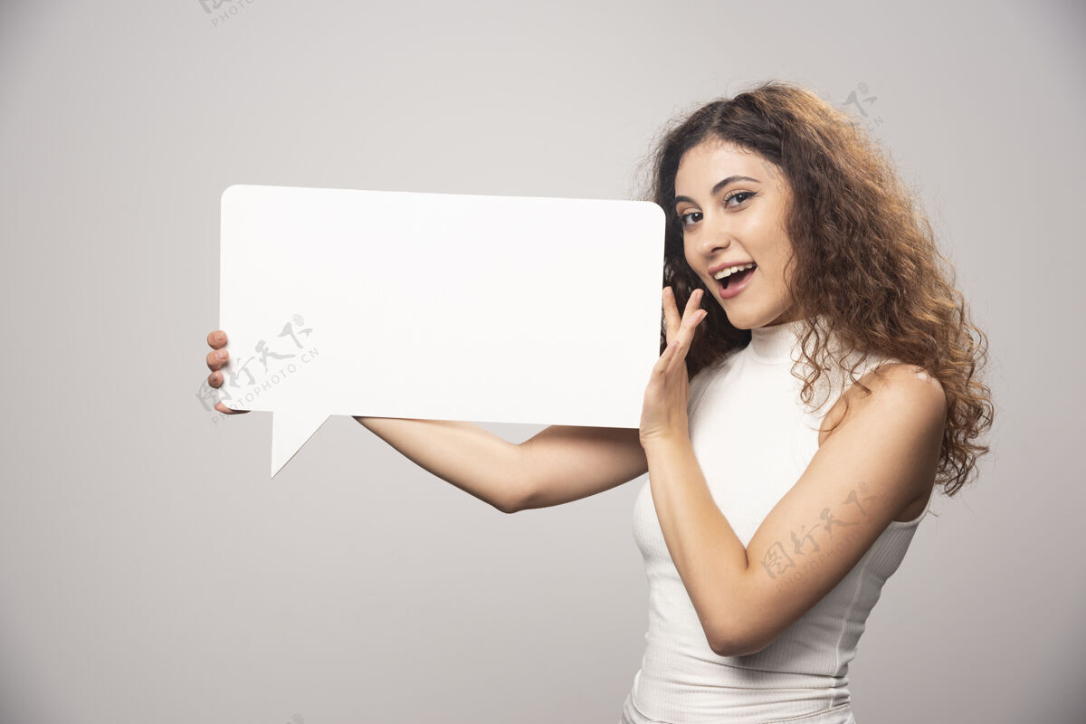 成人年轻女子举着空白的白色演讲海报高质量的照片长相人年轻