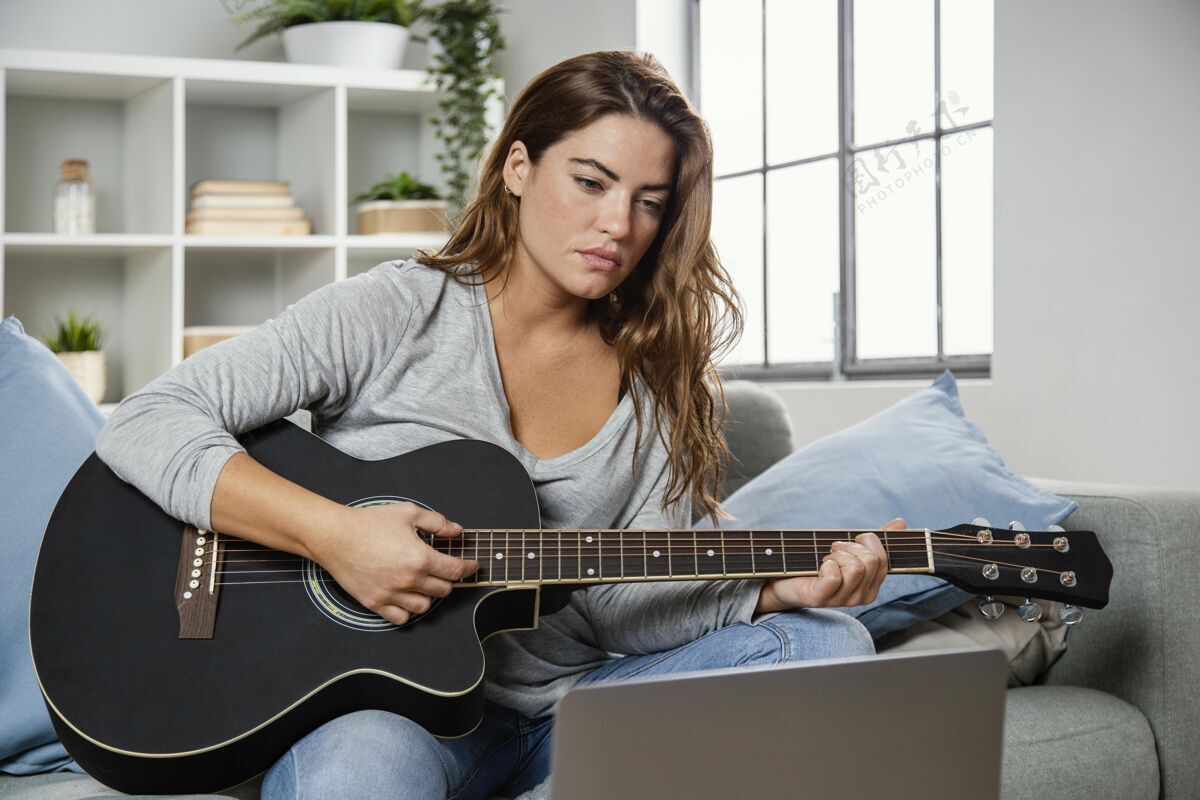 设备弹吉他的女人流吉他小玩意