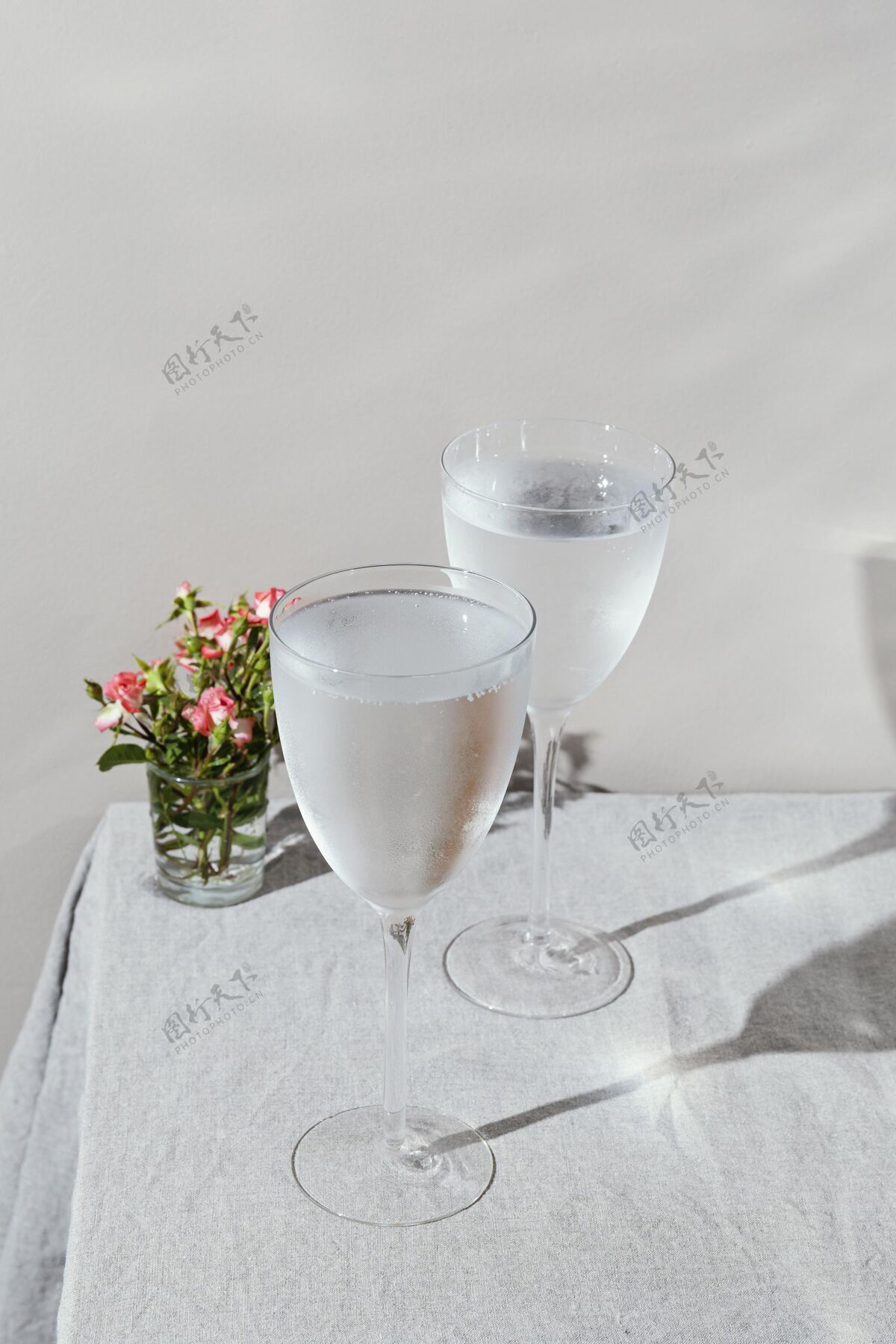 桌子一杯有花瓣的水花瓣水饮料
