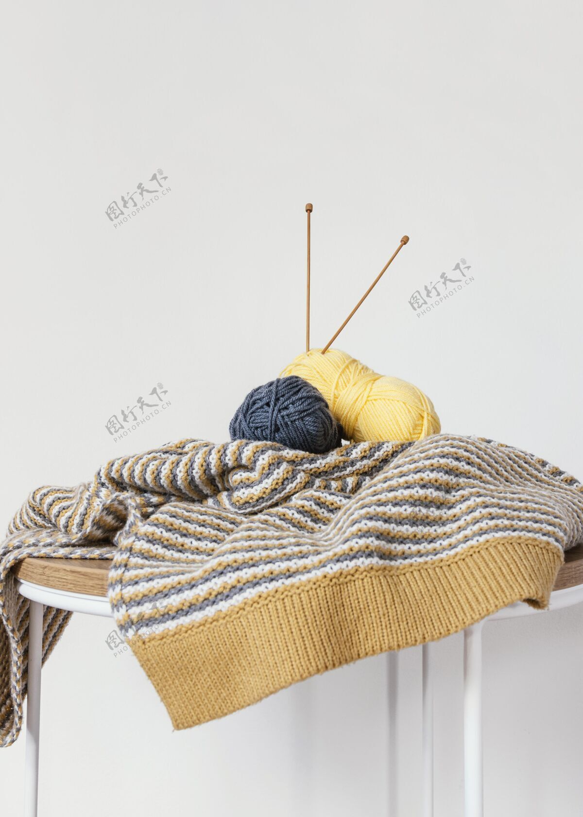 纺织品篮子里有羊毛和针织针表线编织者