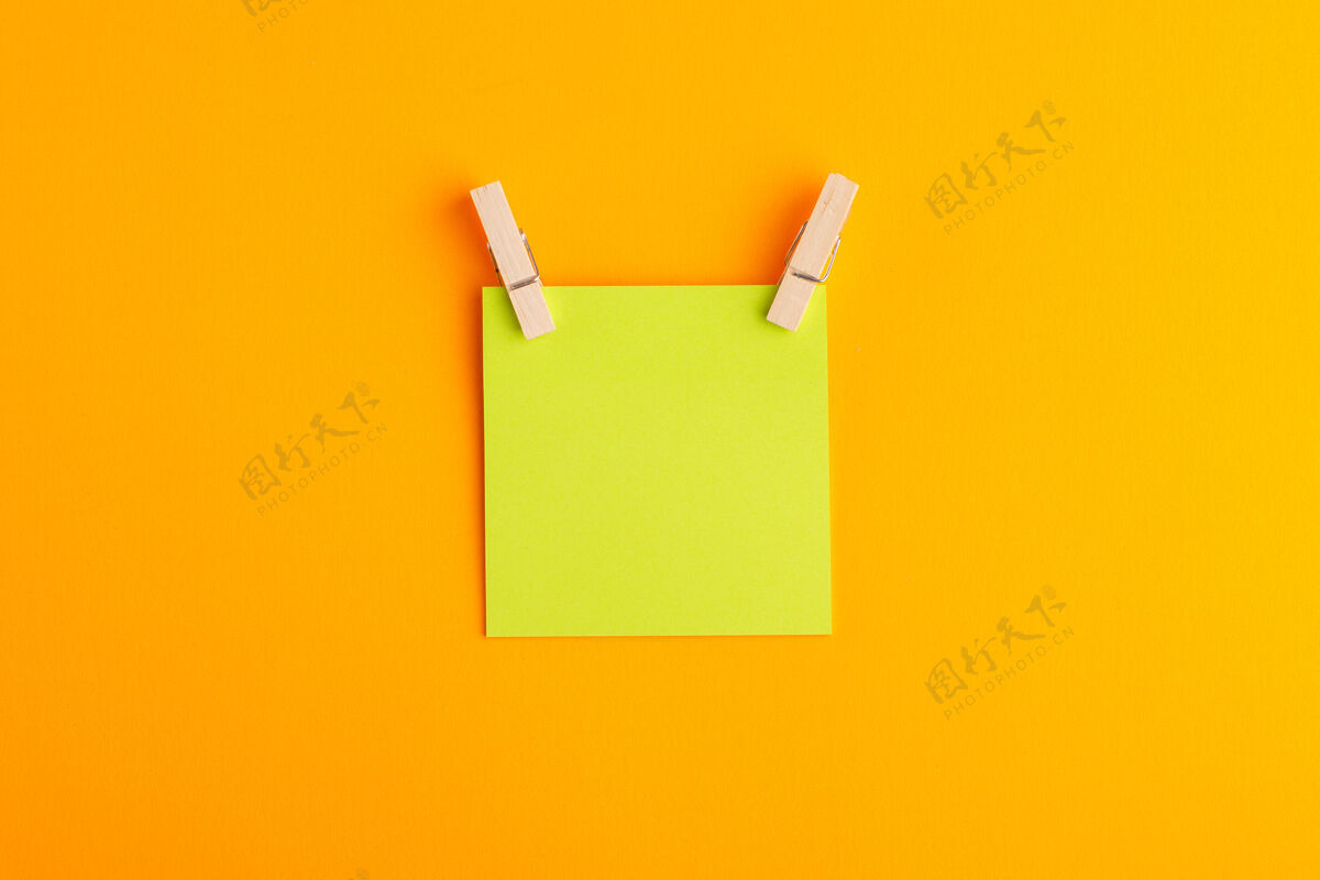 抄本顶视图绿色贴纸空在橙色表面包装空白目录