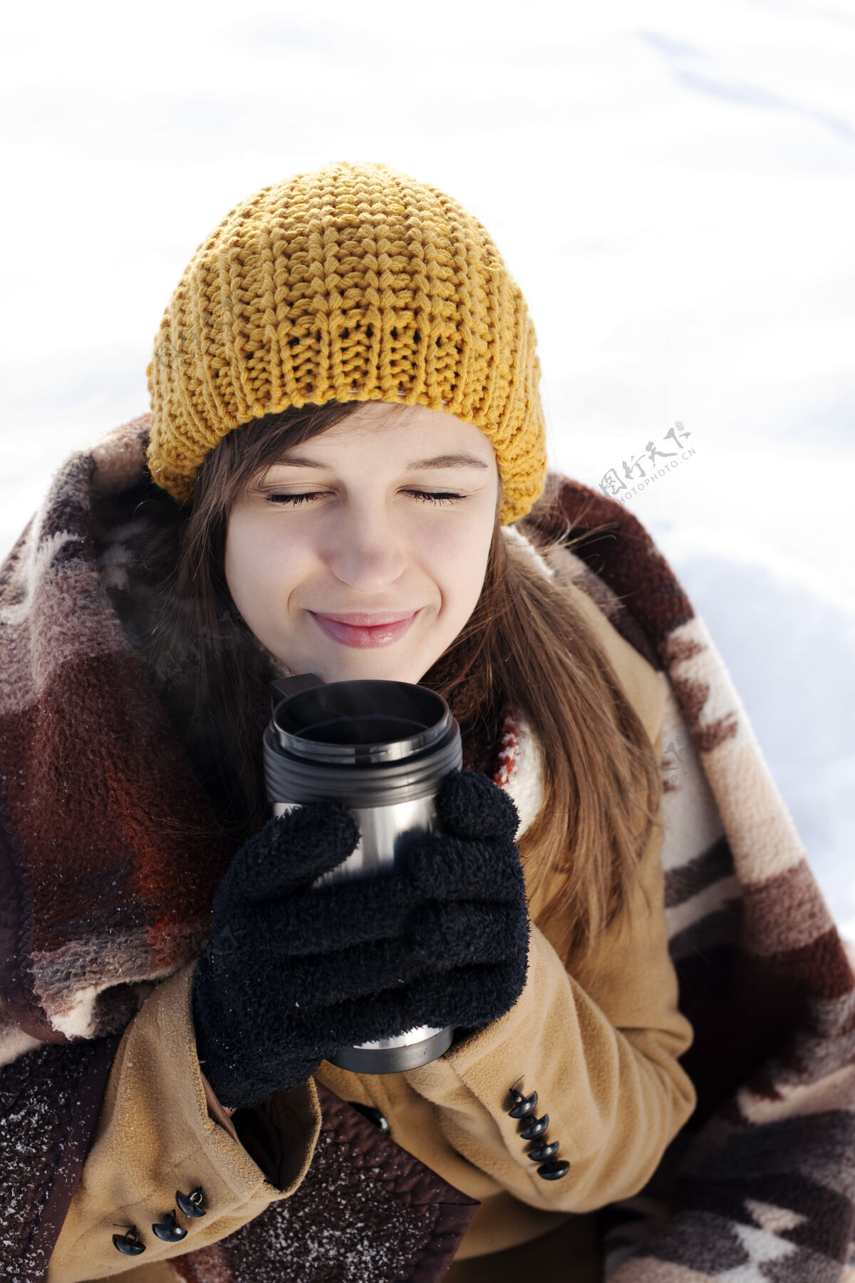 热饮年轻女子在户外喝热饮咖啡表达积极雪