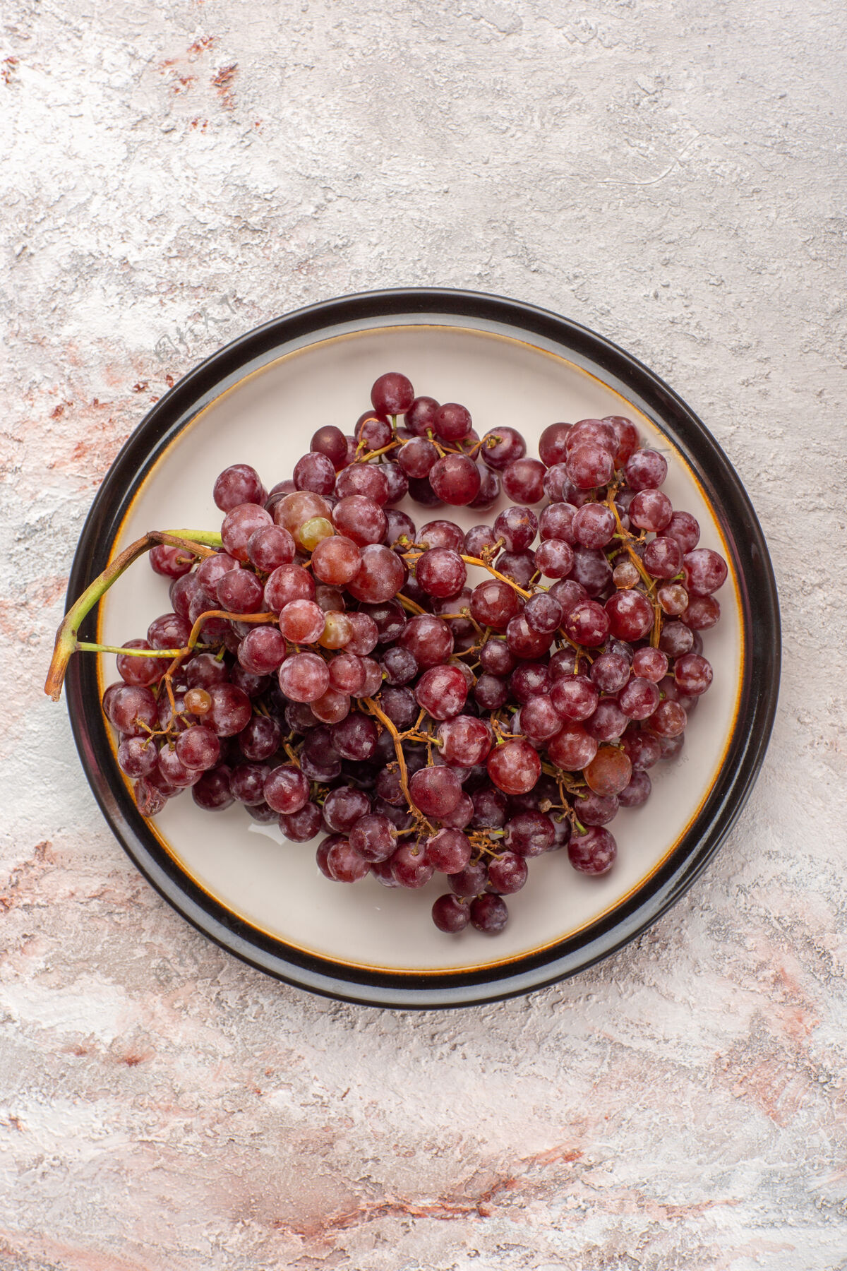 浆果顶视图新鲜的红葡萄多汁和醇厚的水果盘内白色表面葡萄石榴蔓越莓