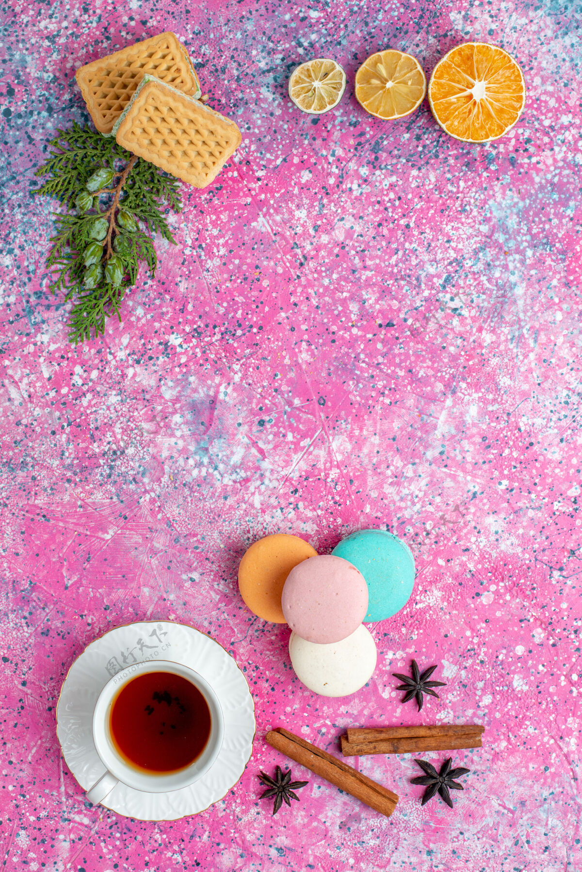 桌子浅粉色桌上的一杯茶 配法式马卡龙华夫饼和饼干饼干茶饮料