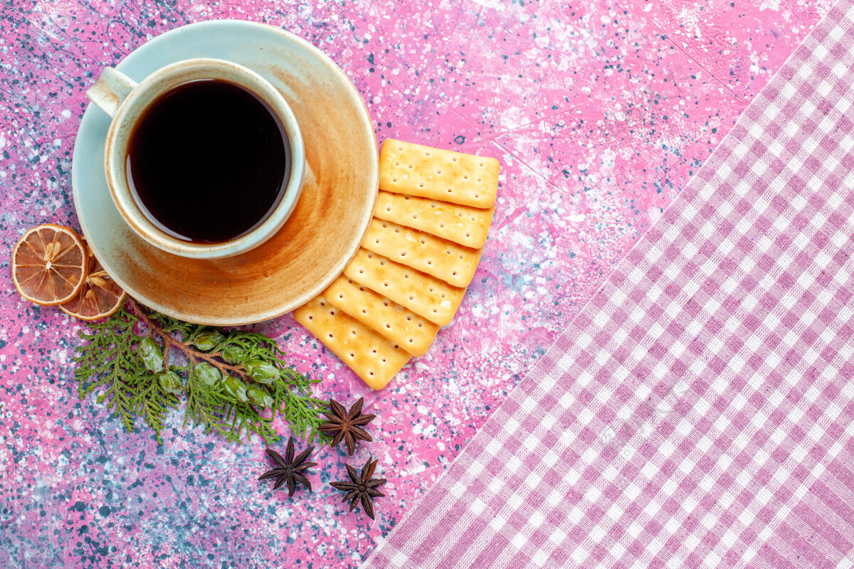 饮料粉红色桌子上放着一杯茶和饼干早餐糖果热的