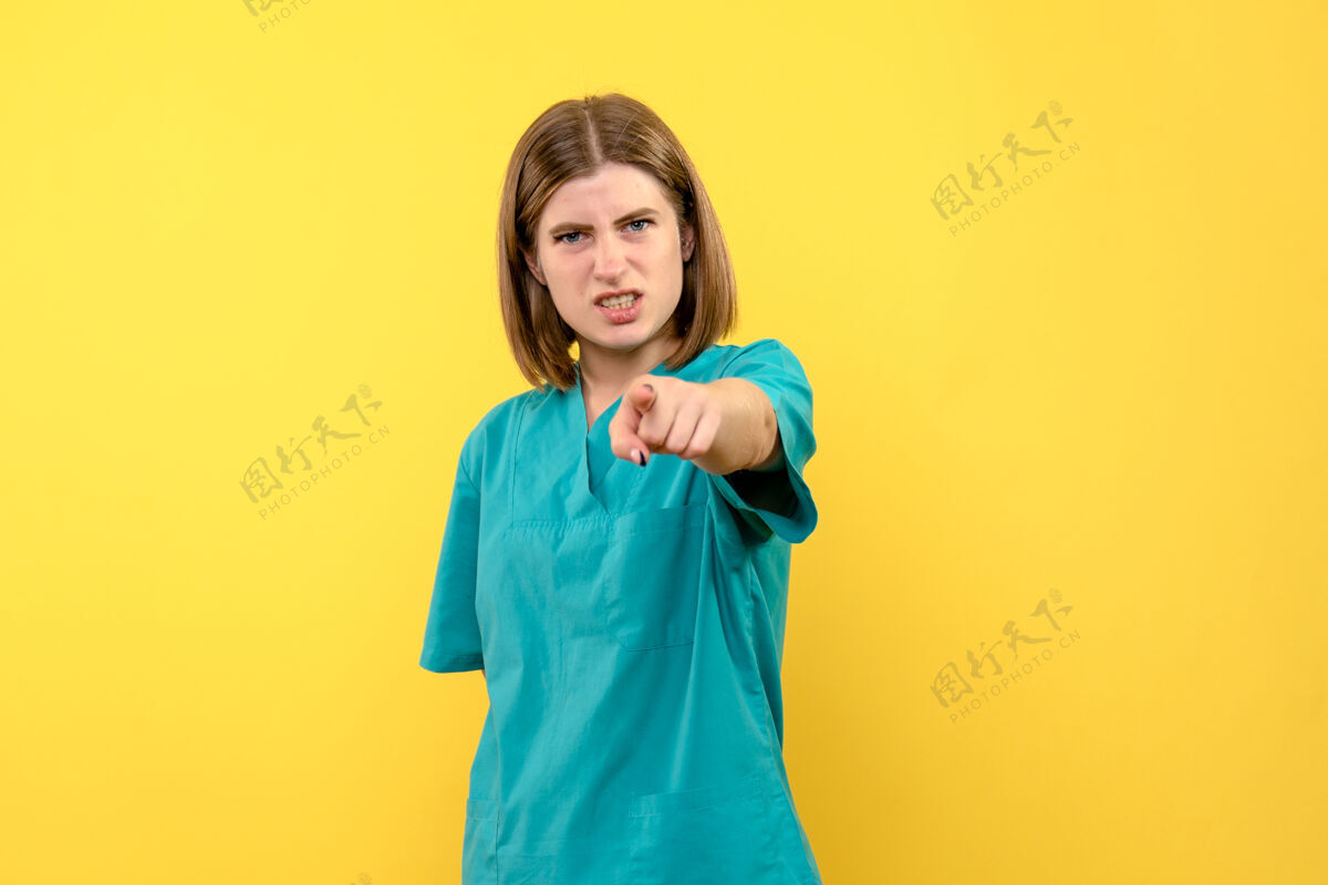 医学黄色空间上表情愤怒的女医生正面图前面一个愤怒