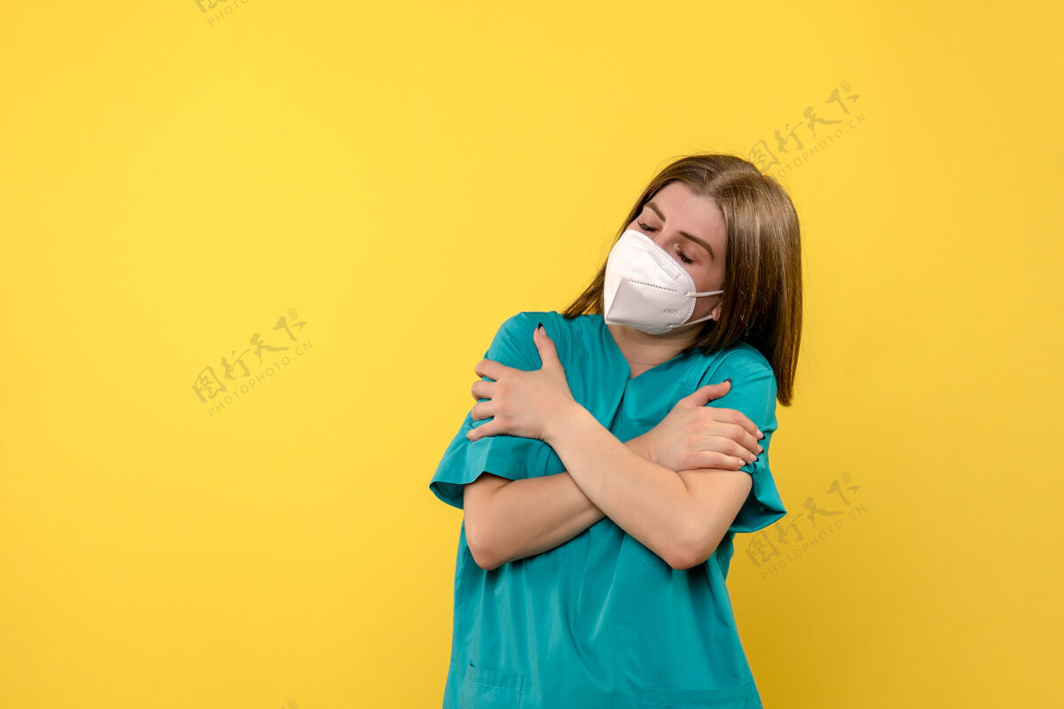 女人正面图黄色空间上发抖的女医生医院一个看