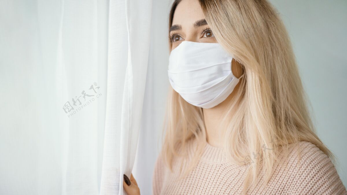 房子呆在室内戴白色医用口罩的女人限制流感疾病