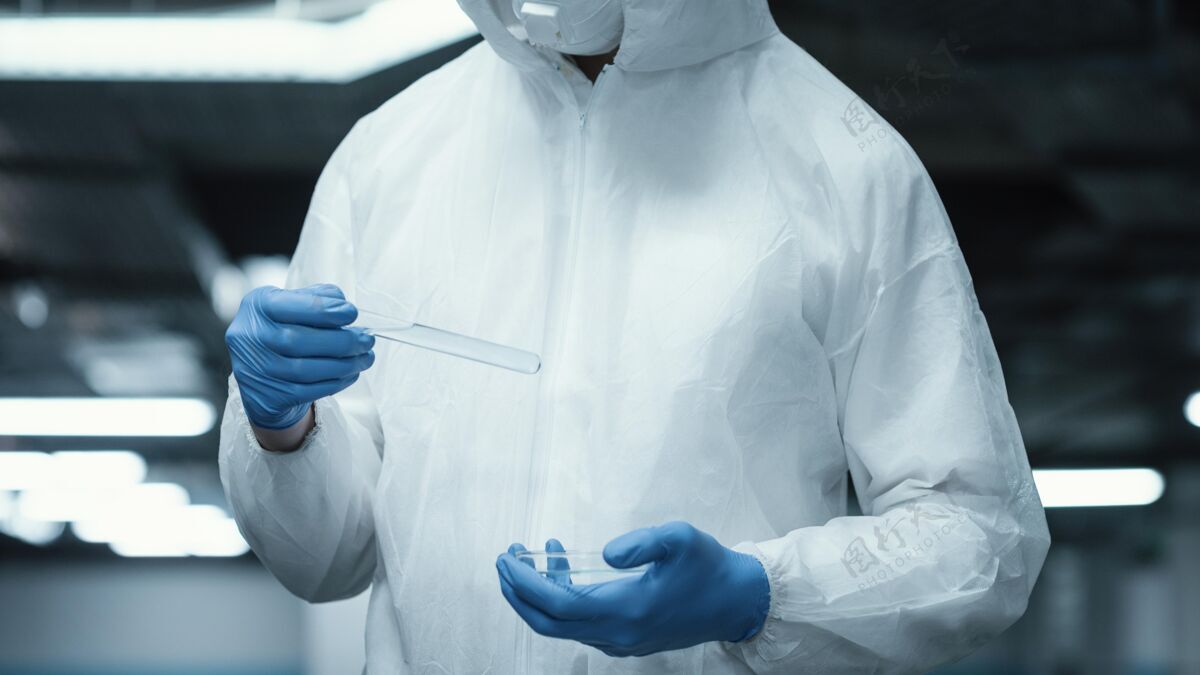 实验戴着医用面罩的人戴着防生物危害的防护设备面罩安全传染