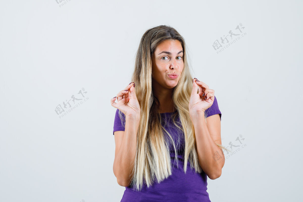 漂亮身着紫罗兰色t恤的金发女士 展现出金钱的姿态和狡猾的表情 正面视图时尚爱美丽