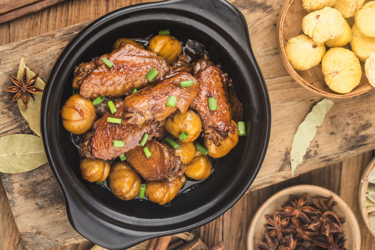 肉板栗焖鸡翅辛辣的菜晚餐