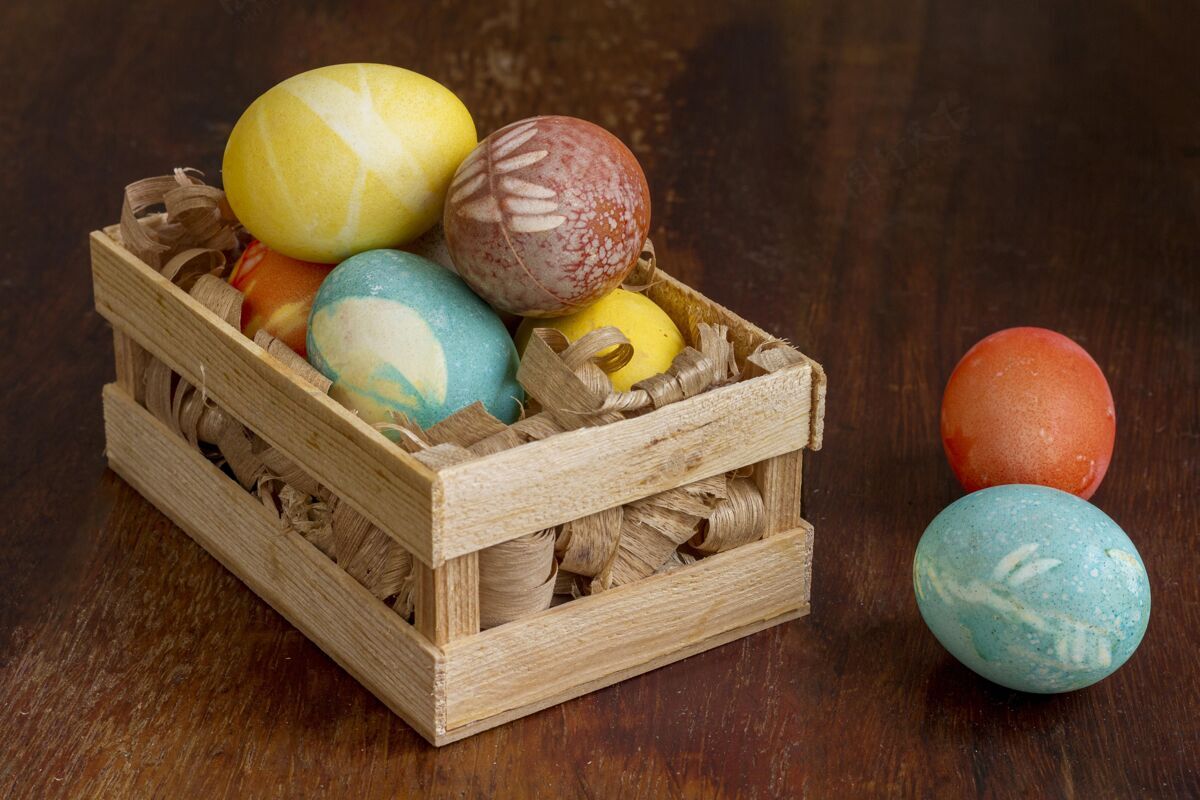 高角度大角度的复活节彩蛋装在木箱里基督教宗教节日