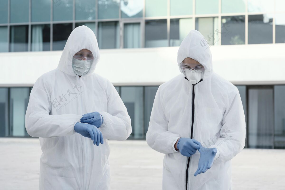 生物危害人们穿着防疫服来对抗生物危害专业传染安全