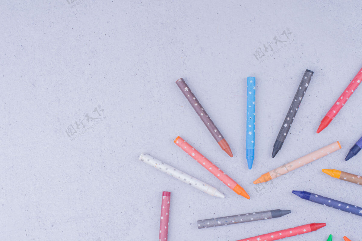 电器彩色蜡笔孤立在灰色的表面素描教育凝胶
