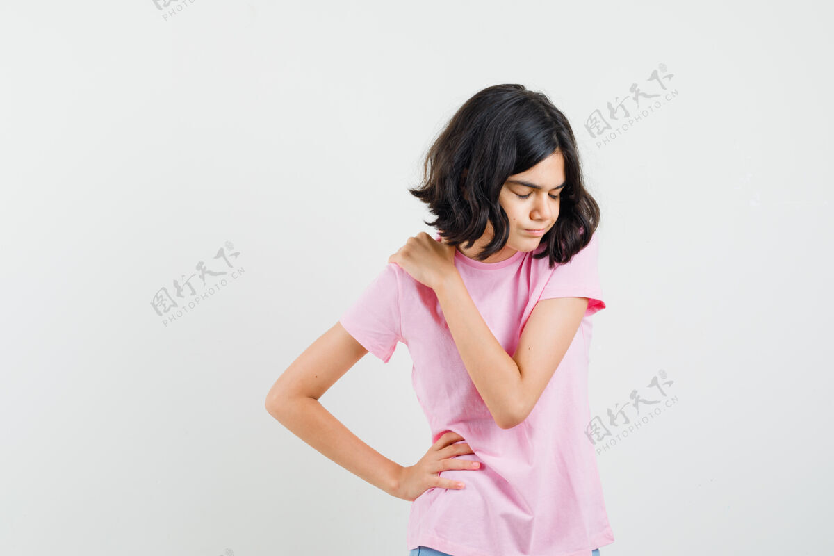 粉色穿着粉色t恤的小女孩肩膀疼痛 看起来很累 正面视图可爱人肩膀