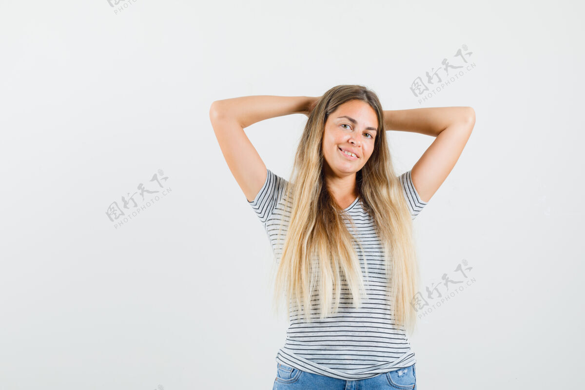 女人金发女郎穿着t恤 双手放在脑后 看上去很积极正面视图手美丽年轻
