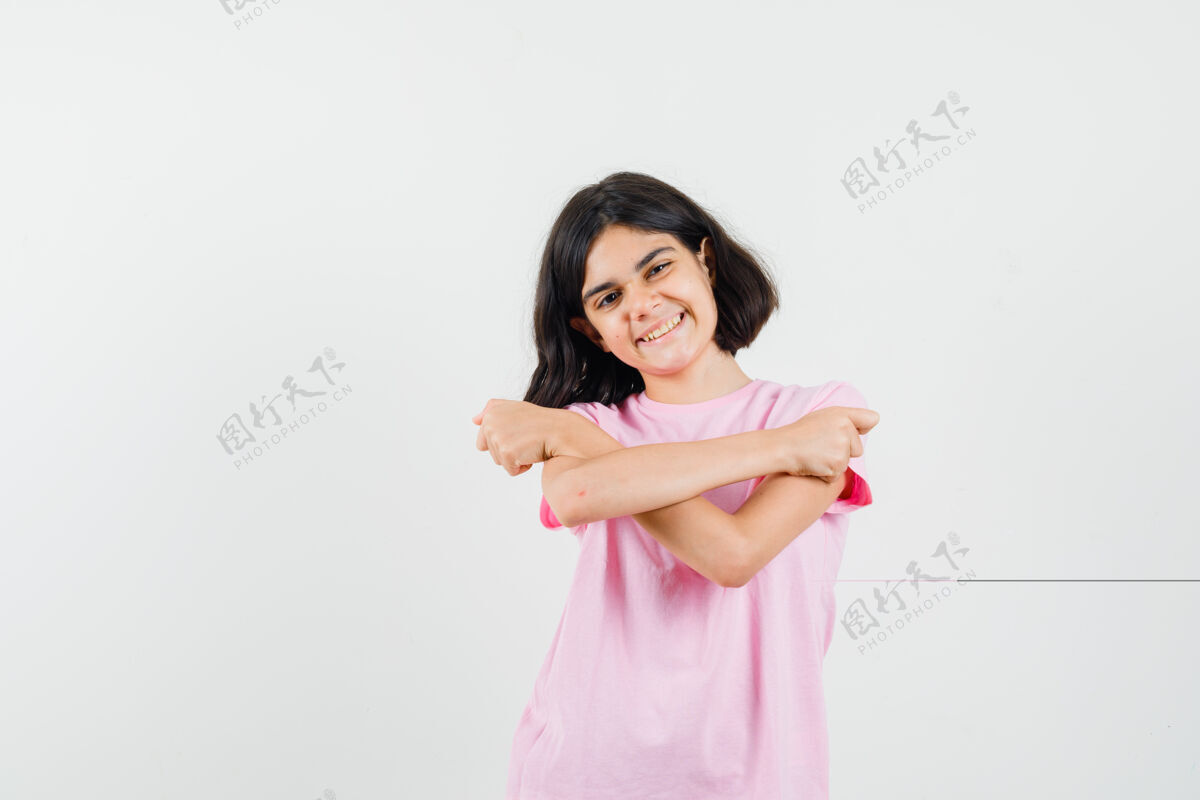 漂亮穿着粉色t恤的小女孩伸开双臂 看上去很乐观 前视图时尚青少年粉色
