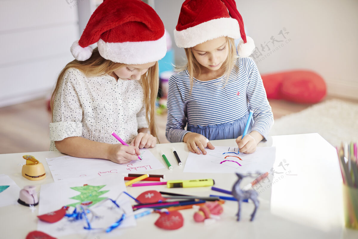 游戏沉思的女孩在画圣诞画艺术家游乐场马克笔