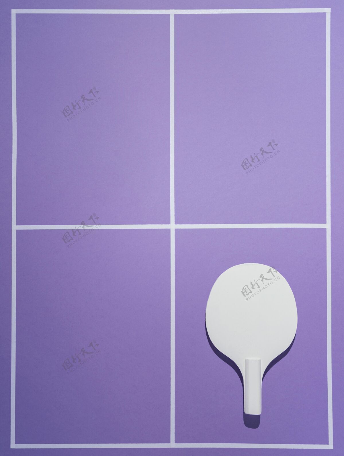 极简顶视图羽毛球拍在紫色背景上最小对象项目