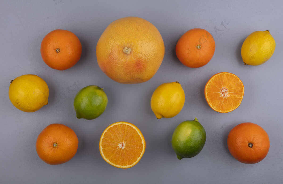 食物在灰色背景上俯瞰葡萄柚 橙子 柠檬和酸橙橘子柚子灰色