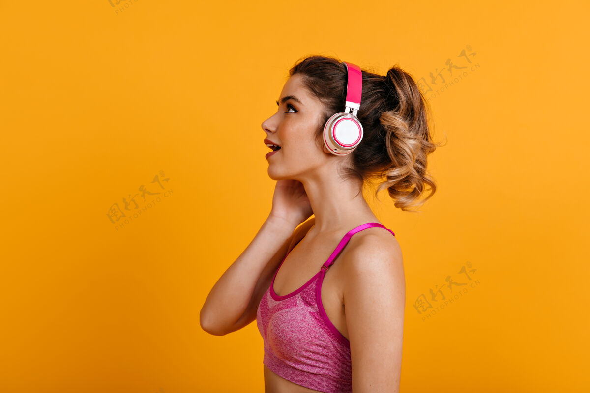 微笑女人一边听音乐一边训练黑发私人教练运动