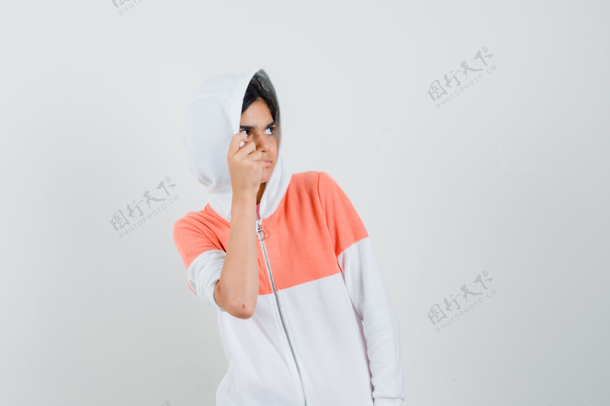 青少年一个穿着白夹克躲着别人的少女女性表情可爱