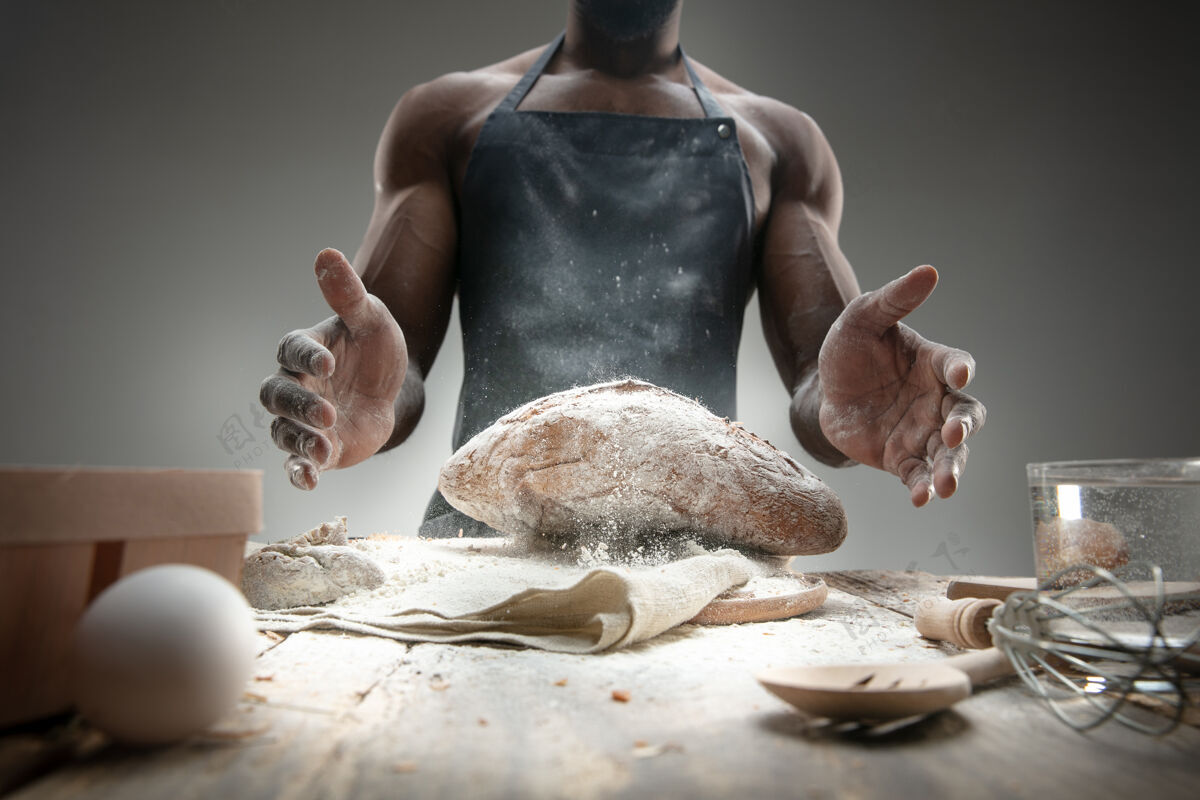 人非洲裔美国人的特写镜头：在木桌上烹调新鲜的谷类食品 面包 麸皮美味的食物 营养 工艺制品无麸质食品 健康的生活方式 有机和安全的制造手工制作食物面粉健康