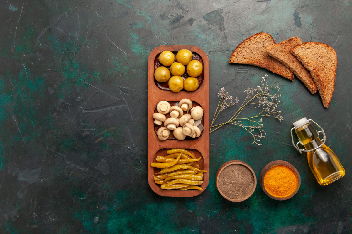 面包顶视图蘑菇和橄榄与调味品和面包面包在黑暗的背景成分产品餐食品橄榄吃膳食