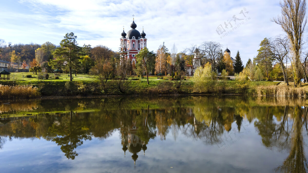 宗教科尔奇修道院的景色教堂和公园前景是一个湖摩尔多瓦耶稣圆顶东正教