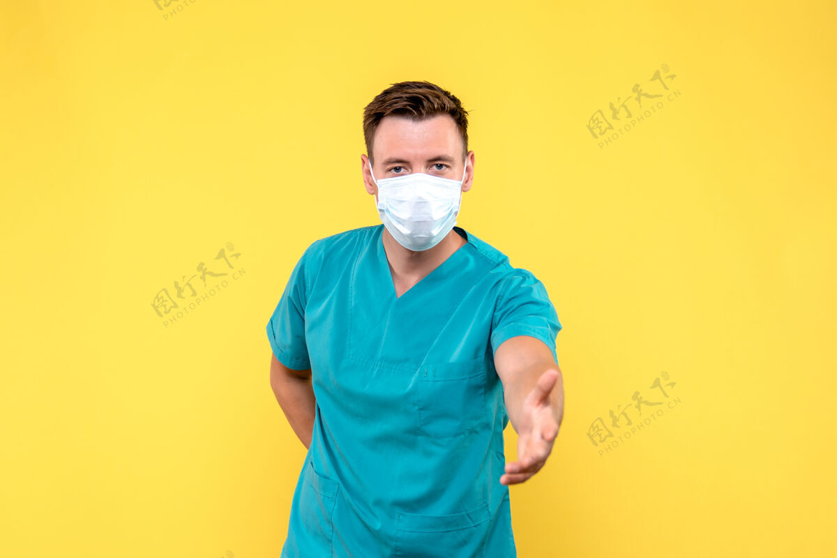 医学男医生正试图在黄色的墙上握手肖像微笑人