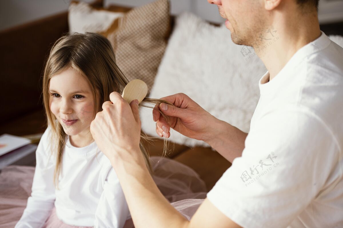 女孩爸爸给女儿梳头全球国际庆祝