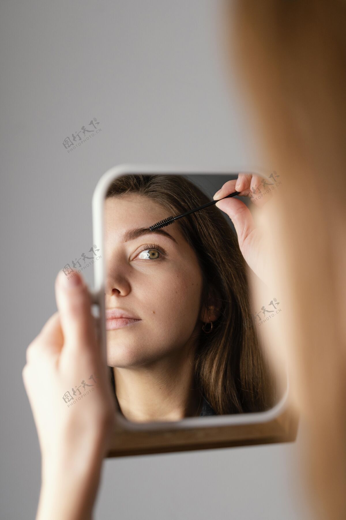 复制空间美女治疗后一边照镜子一边刷眉毛工艺刷子美容