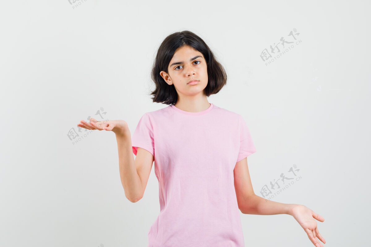 比例小女孩穿着粉色t恤做着手势 看起来很严肃正面图休闲青少年人物