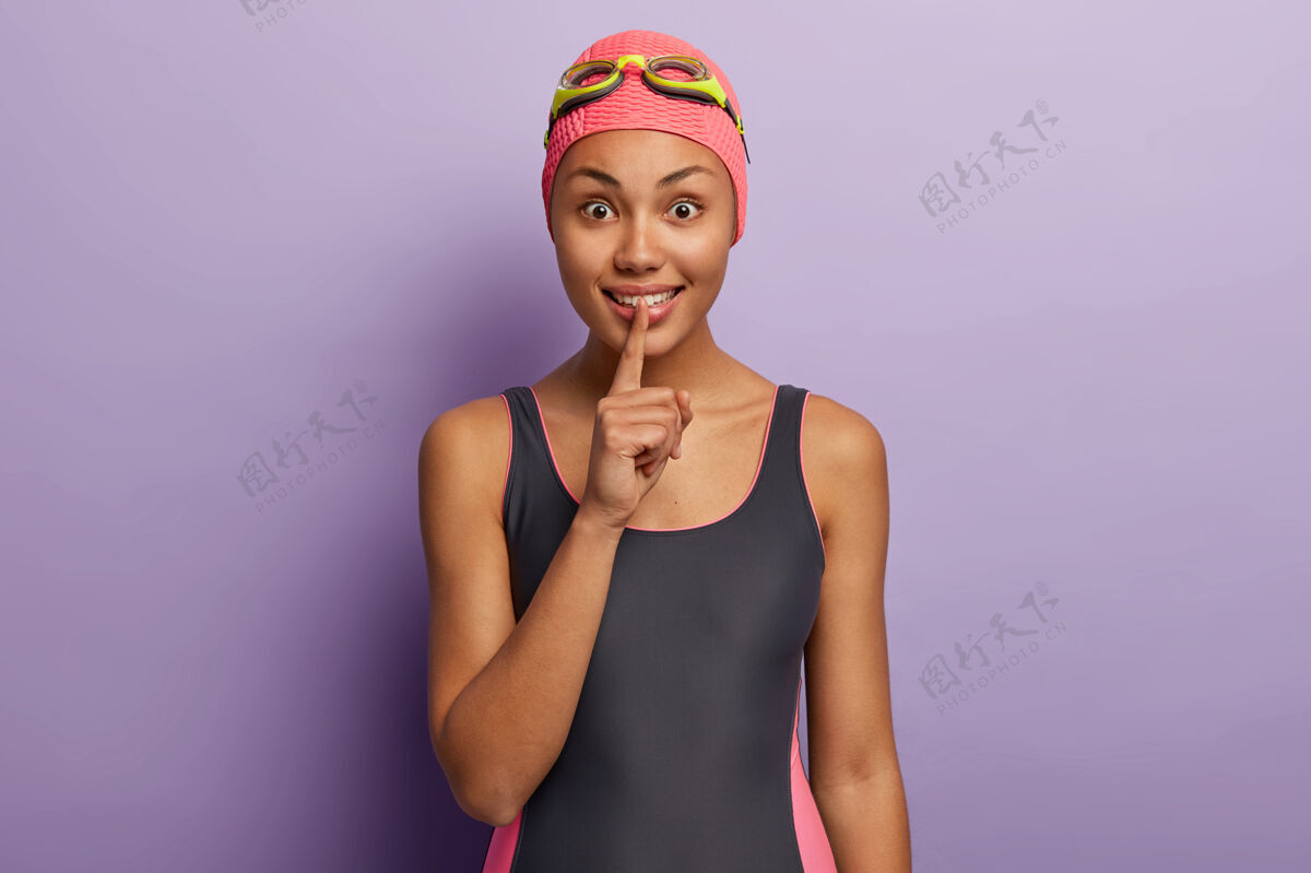 无言帅气的专业游泳教练室内镜头讲述成功游泳的秘诀 做出沉默的手势非洲训练游泳
